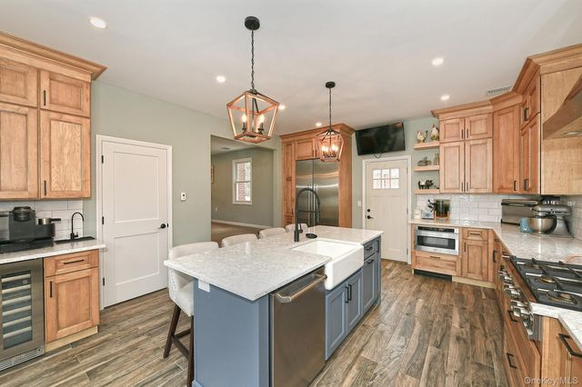 2457 New York Avenue, Melville, NY 11747