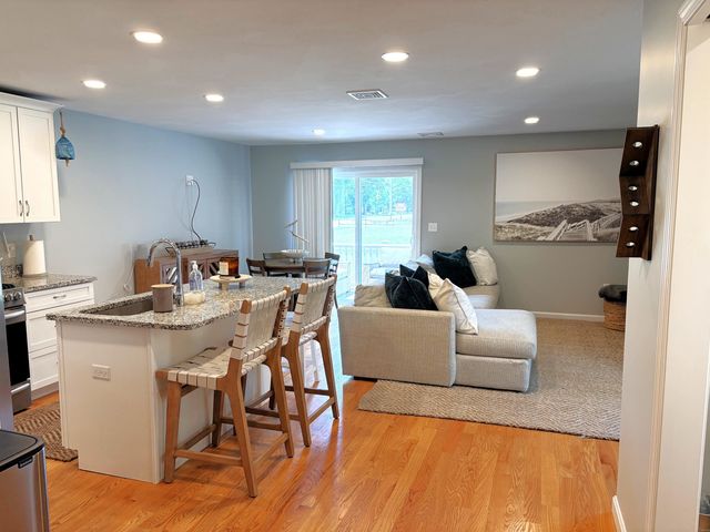 8 Cranberry Way, Manchester, NH 03109
