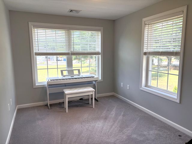 8 Cranberry Way, Manchester, NH 03109