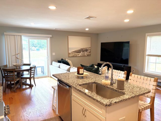 8 Cranberry Way, Manchester, NH 03109