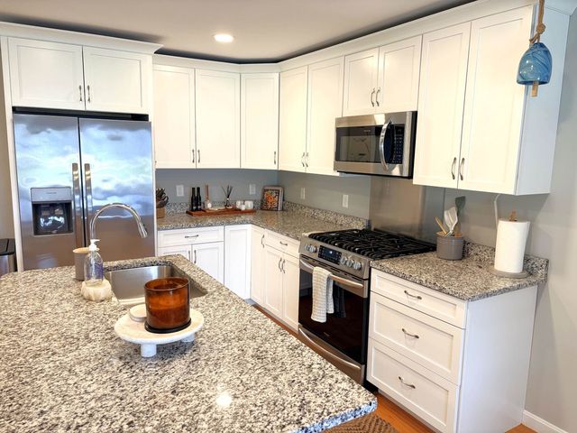 8 Cranberry Way, Manchester, NH 03109