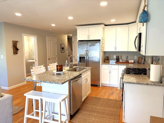 8 Cranberry Way, Manchester, NH 03109