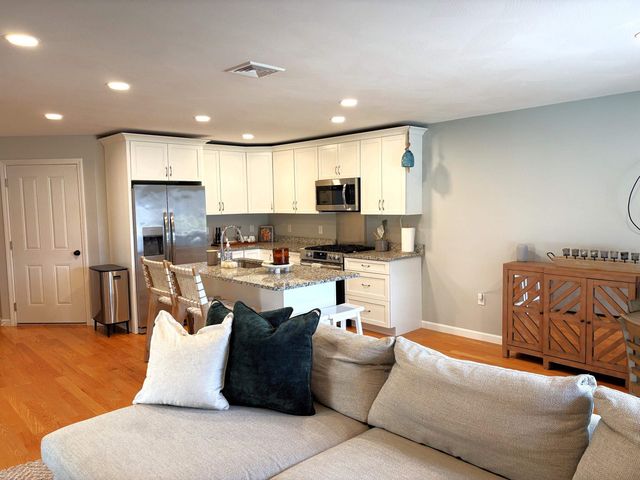 8 Cranberry Way, Manchester, NH 03109