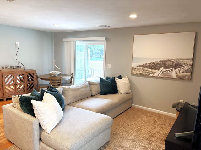 8 Cranberry Way, Manchester, NH 03109