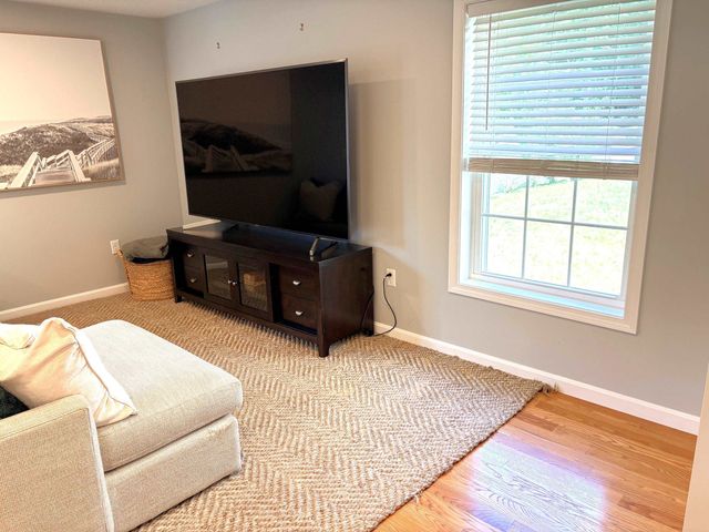 8 Cranberry Way, Manchester, NH 03109