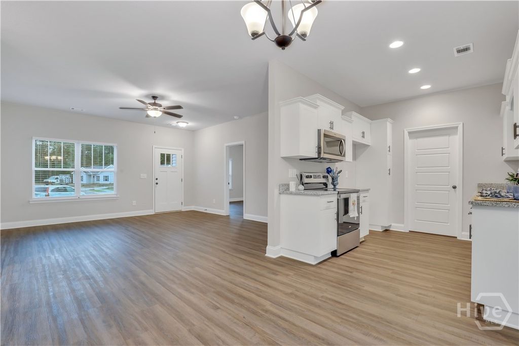 Image 11 of property listing at 8 Donny Circle A, Rincon, GA 31326