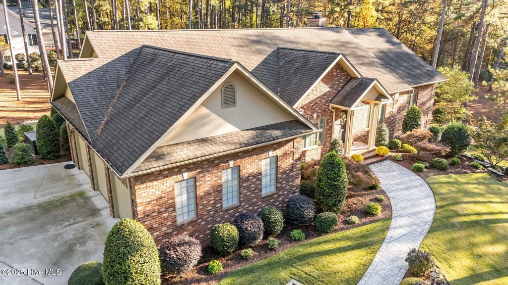 Image 2 of property listing at 11 Whithorn Court, Pinehurst, NC 28374