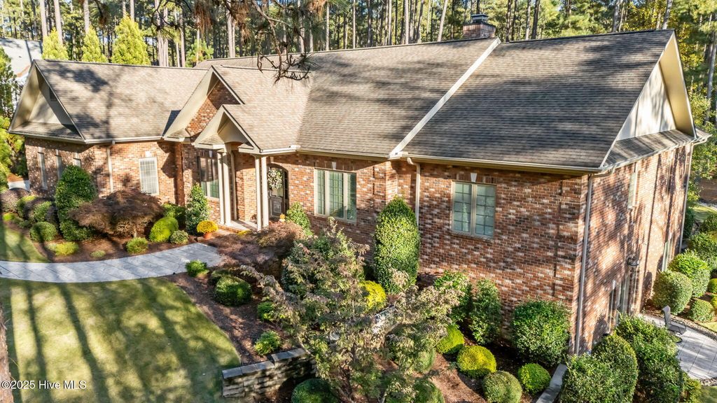 Image 3 of property listing at 11 Whithorn Court, Pinehurst, NC 28374