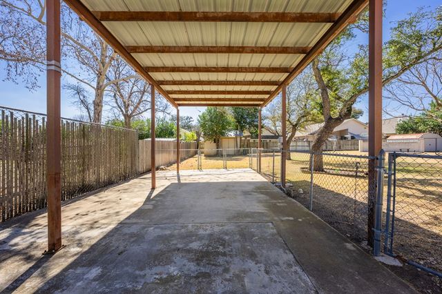 613 Harper Rd, Kerrville, TX 78028