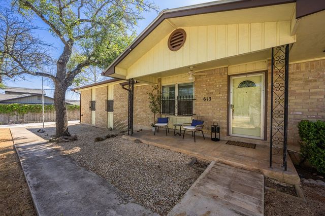 613 Harper Rd, Kerrville, TX 78028
