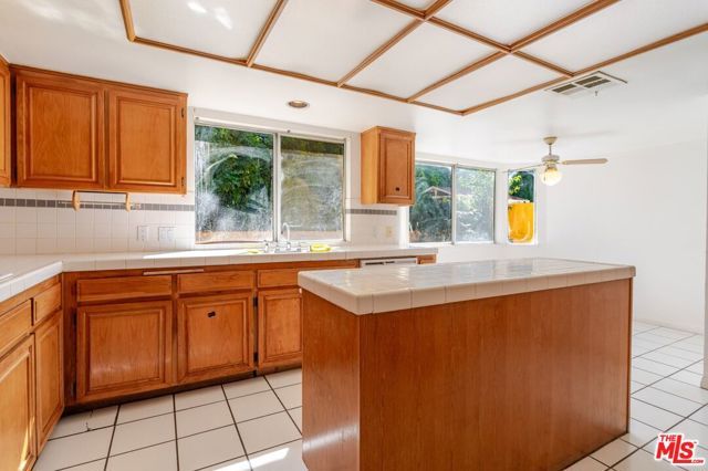 7306 Newcastle Avenue, Reseda (los Angeles), CA 91335