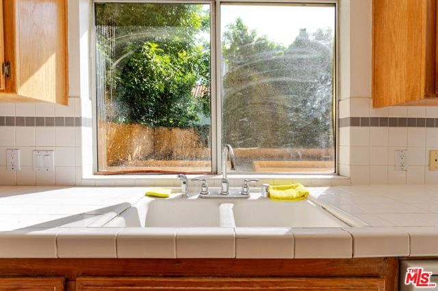 7306 Newcastle Avenue, Reseda (los Angeles), CA 91335