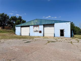 1406 Neptune Drive, Clinton, OK 73601