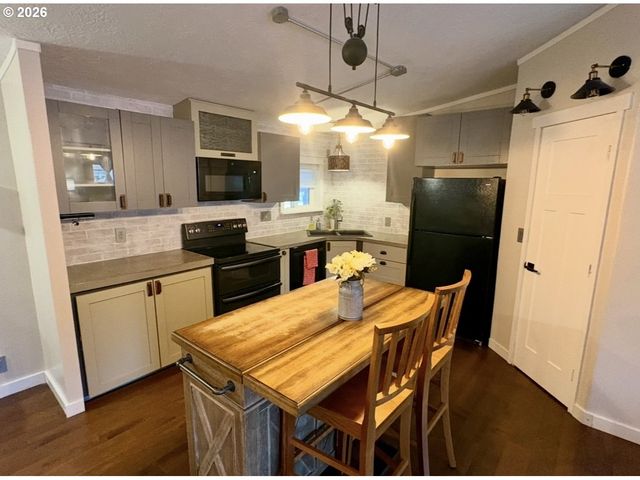 660 VILLAGE Dr 13, Molalla, OR 97038