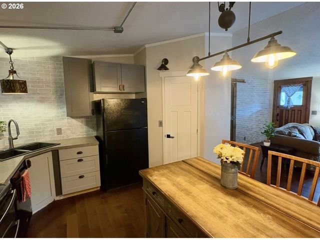 660 VILLAGE Dr 13, Molalla, OR 97038