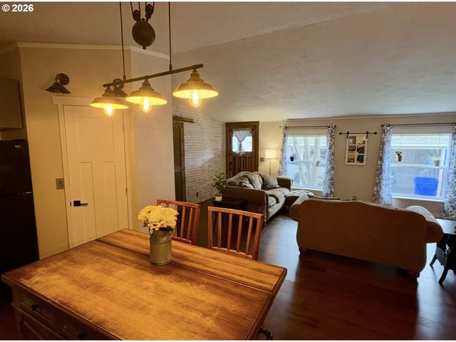 660 VILLAGE Dr 13, Molalla, OR 97038