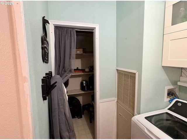 660 VILLAGE Dr 13, Molalla, OR 97038