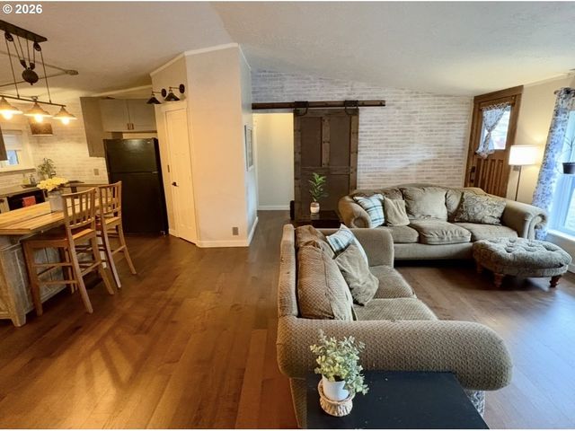 660 VILLAGE Dr 13, Molalla, OR 97038