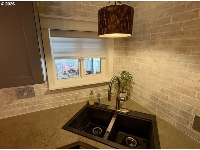 660 VILLAGE Dr 13, Molalla, OR 97038