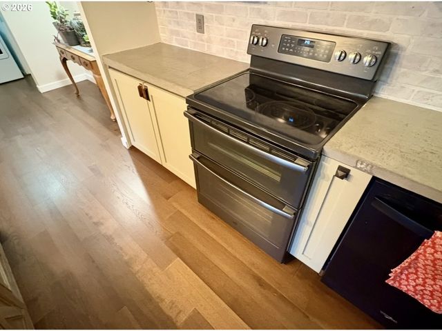 660 VILLAGE Dr 13, Molalla, OR 97038