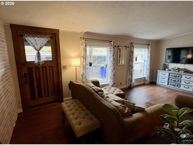 660 VILLAGE Dr 13, Molalla, OR 97038