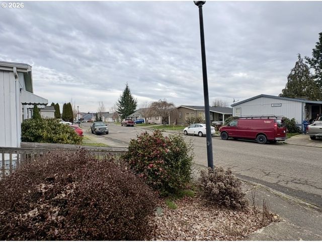 660 VILLAGE Dr 13, Molalla, OR 97038