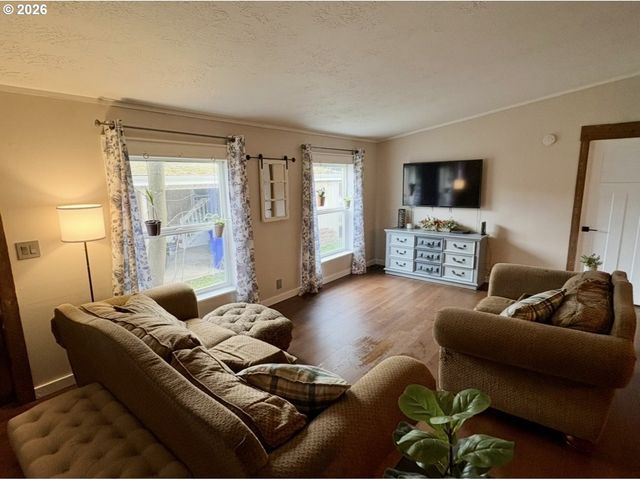 660 VILLAGE Dr 13, Molalla, OR 97038