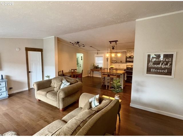 660 VILLAGE Dr 13, Molalla, OR 97038