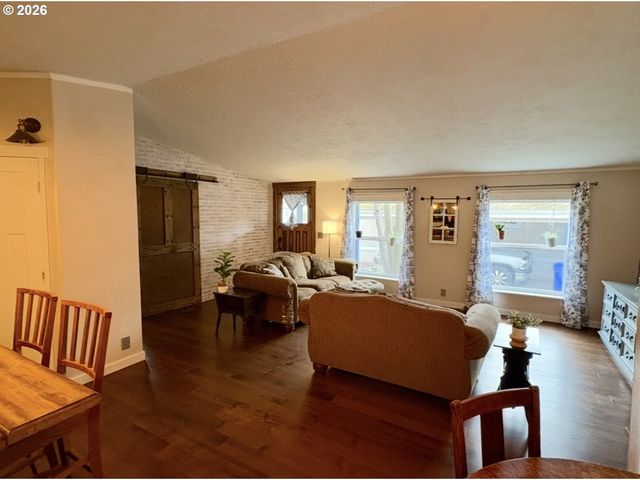 660 VILLAGE Dr 13, Molalla, OR 97038