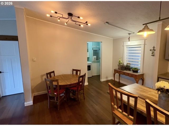 660 VILLAGE Dr 13, Molalla, OR 97038