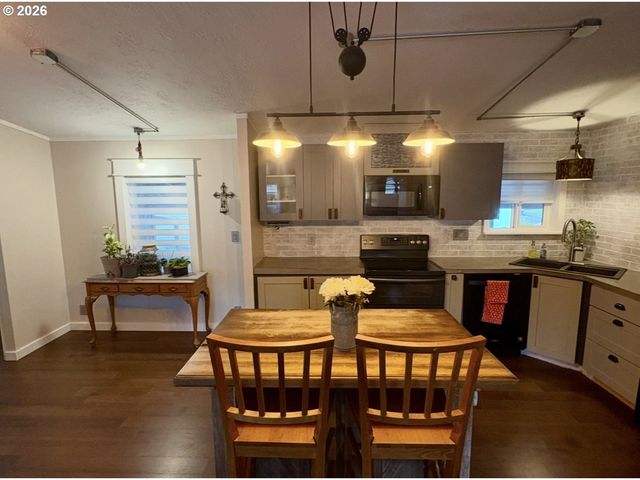 660 VILLAGE Dr 13, Molalla, OR 97038