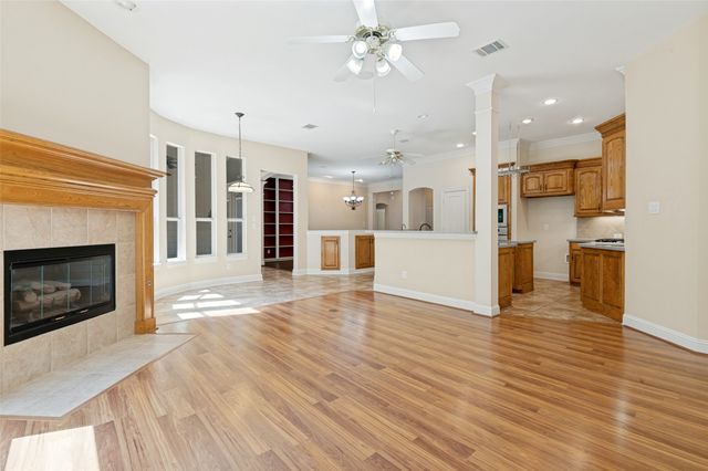 828 Spring Creek Drive, Grapevine, TX 76051