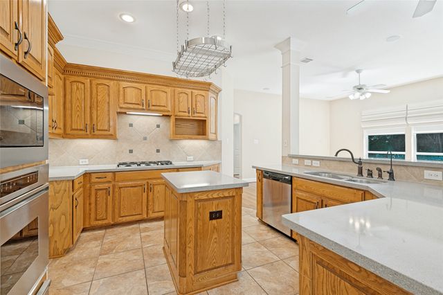 828 Spring Creek Drive, Grapevine, TX 76051