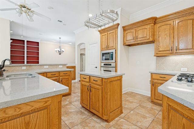 828 Spring Creek Drive, Grapevine, TX 76051