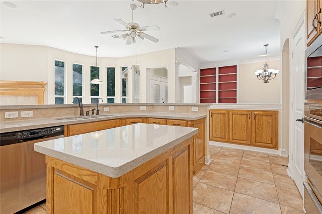 828 Spring Creek Drive, Grapevine, TX 76051