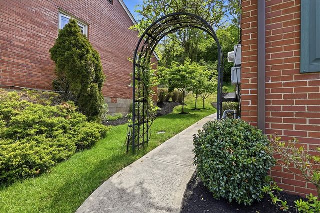 1285 CEDAR BLVD, Mt Lebanon, PA 15228