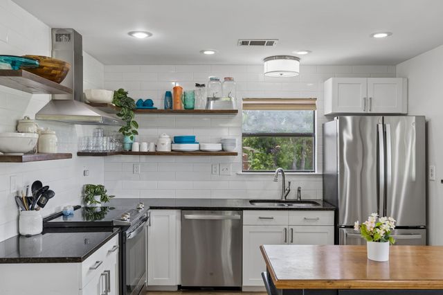 25420 Cove DR, Spicewood, TX 78669