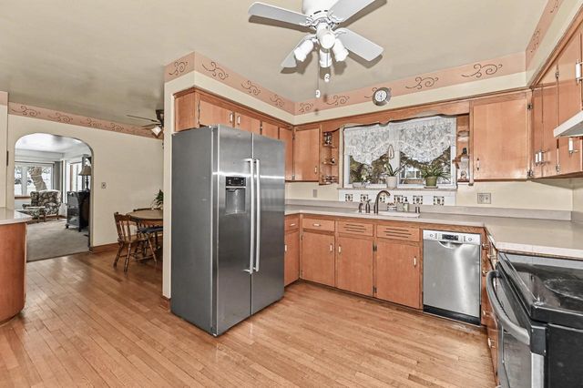 4230 S Packard AVENUE, Saint Francis, WI 53235