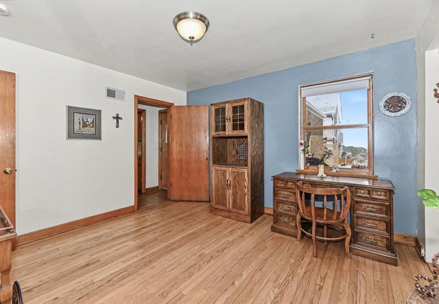 4230 S Packard AVENUE, Saint Francis, WI 53235