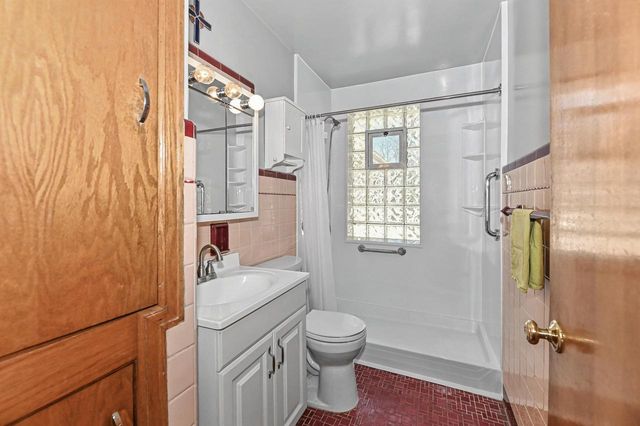 4230 S Packard AVENUE, Saint Francis, WI 53235