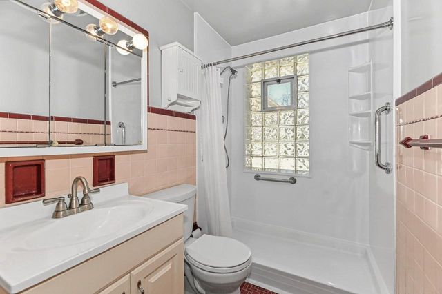 4230 S Packard AVENUE, Saint Francis, WI 53235