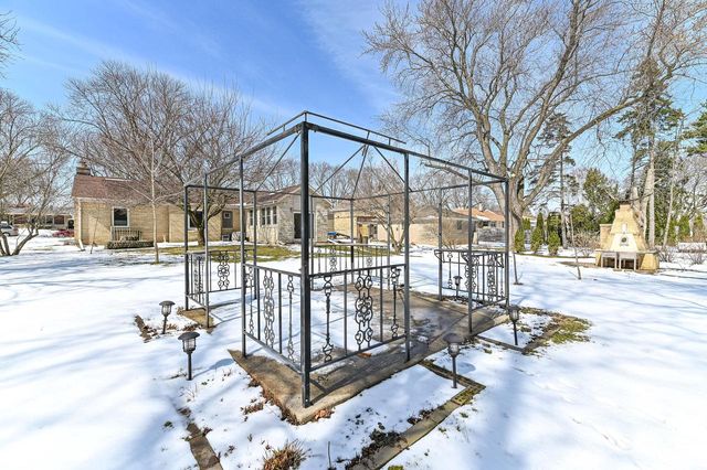 4230 S Packard AVENUE, Saint Francis, WI 53235