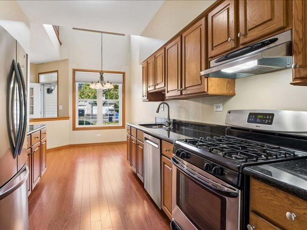 980 Sheridan Circle 980, Naperville, IL 60563 — photo 4