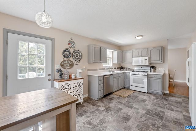 22 SINGING PINES LN, Staunton, VA 24401
