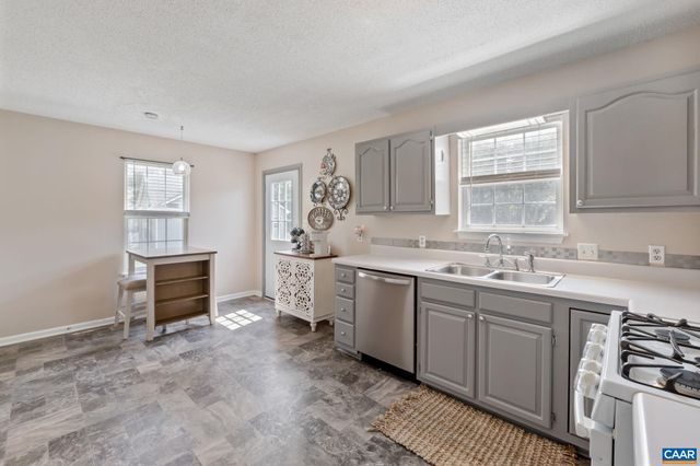 22 SINGING PINES LN, Staunton, VA 24401