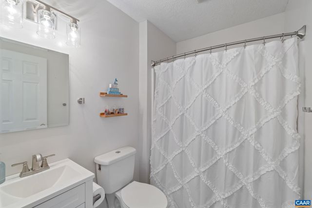 22 SINGING PINES LN, Staunton, VA 24401