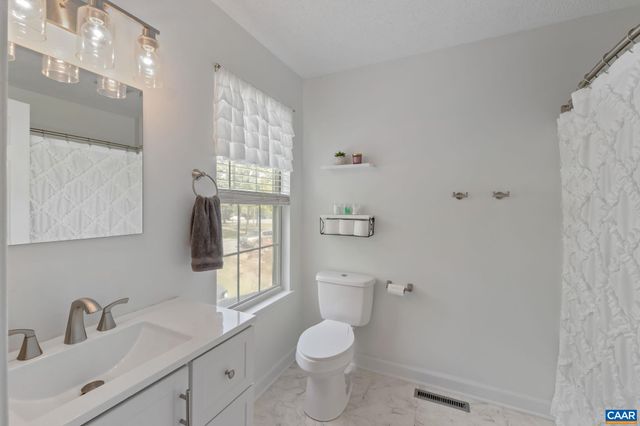 22 SINGING PINES LN, Staunton, VA 24401