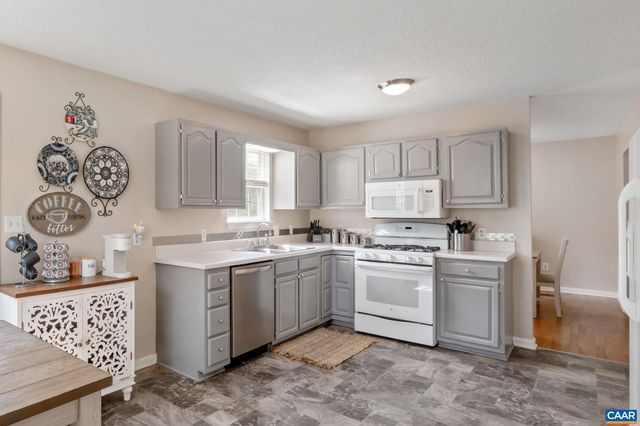22 SINGING PINES LN, Staunton, VA 24401