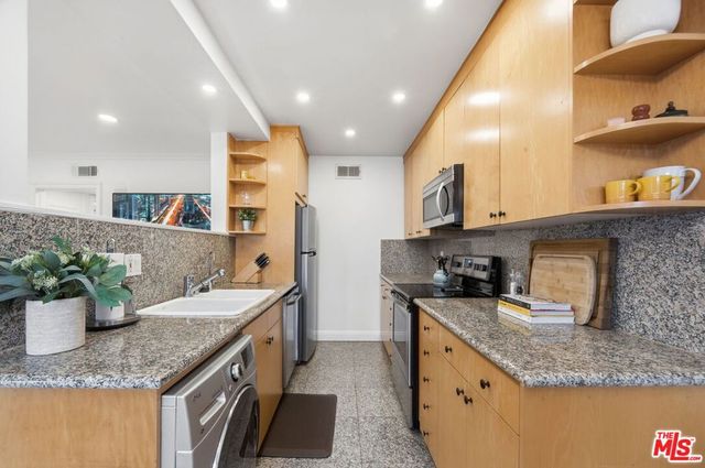 11718 Darlington Avenue 7, Los Angeles, CA 90049