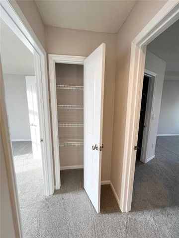 8801 N Kirkwood Avenue, Kansas City, MO 64154